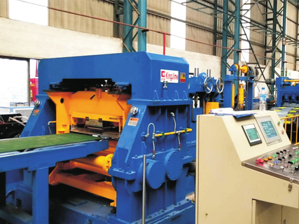 KJF100薄闆數控高(gāo)速精密開卷(juàn)整平飛剪定(ding)尺橫切生産(chan)線