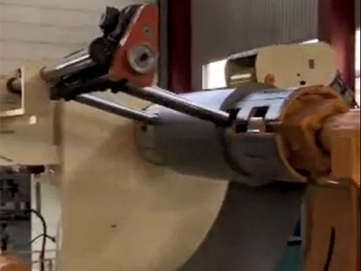 LNCF6-1600三機一體高配(pèi)型精密型料架矯(jiǎo)直送料機